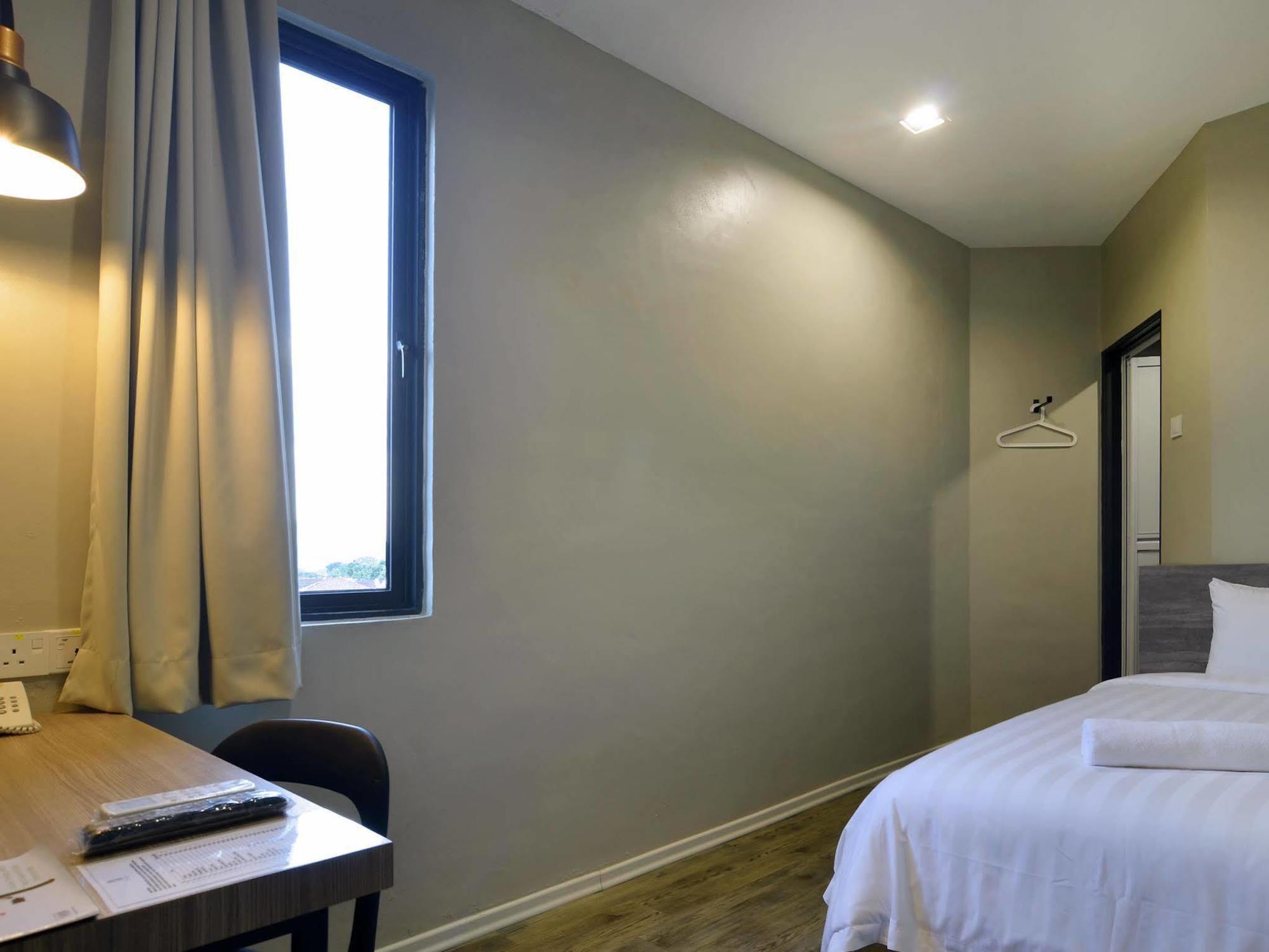 Chariton Hotel Alma Букит Мертаджам Екстериор снимка