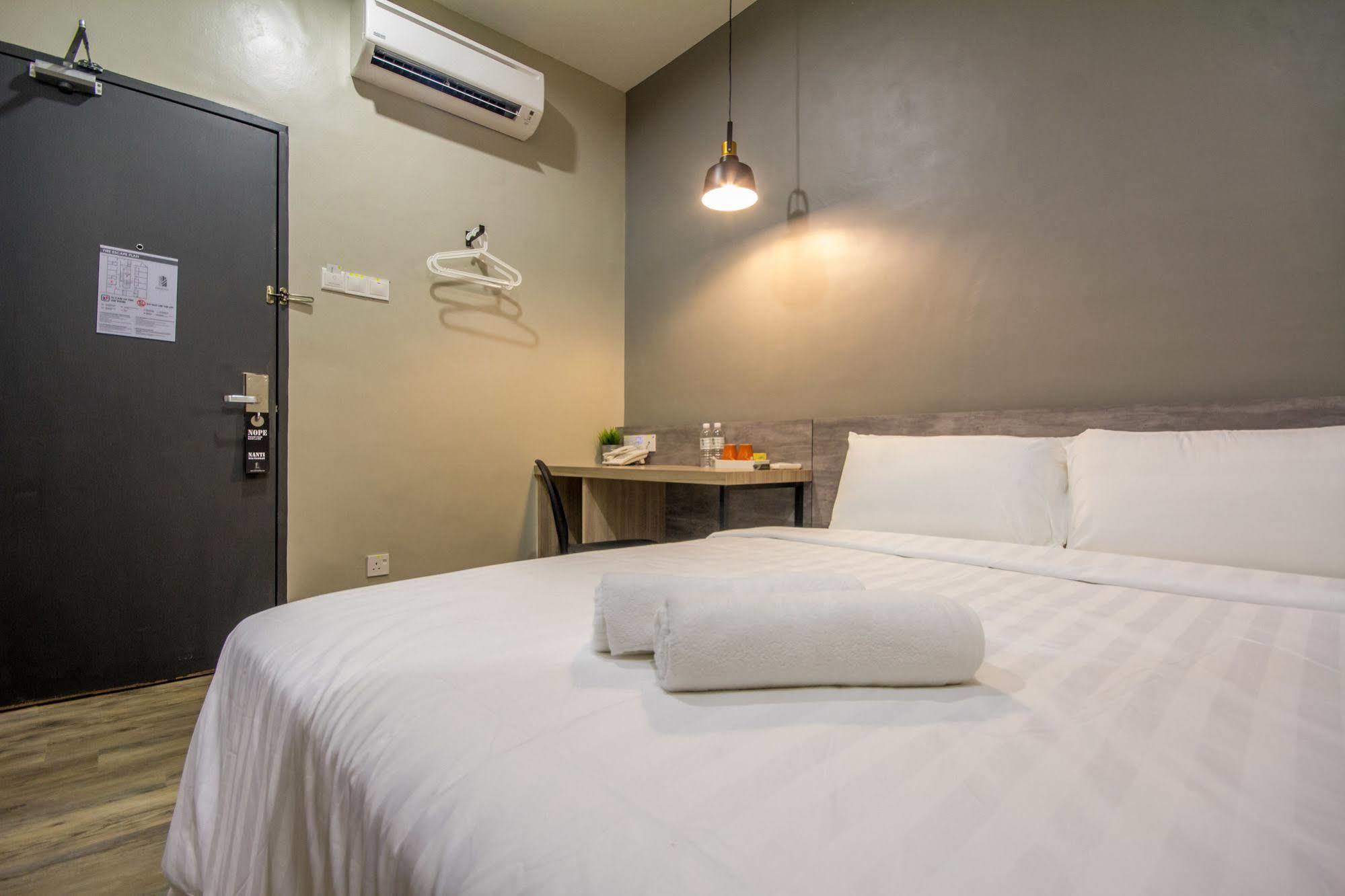 Chariton Hotel Alma Букит Мертаджам Екстериор снимка