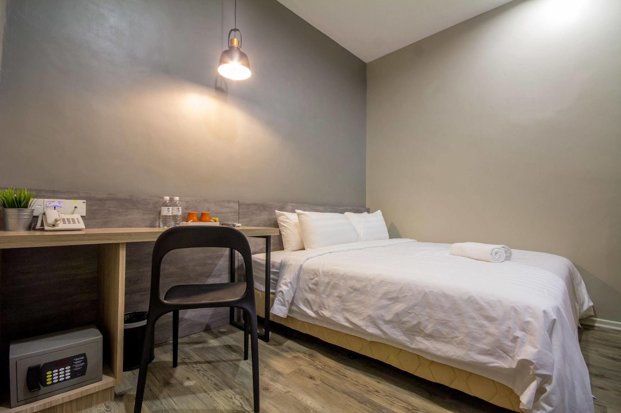 Chariton Hotel Alma Букит Мертаджам Екстериор снимка