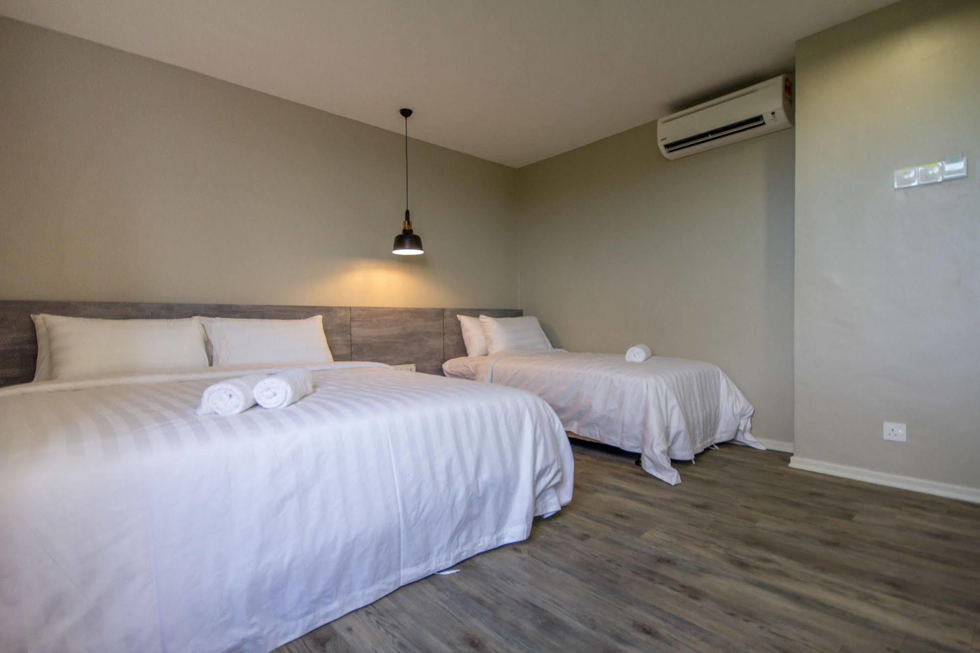 Chariton Hotel Alma Букит Мертаджам Екстериор снимка