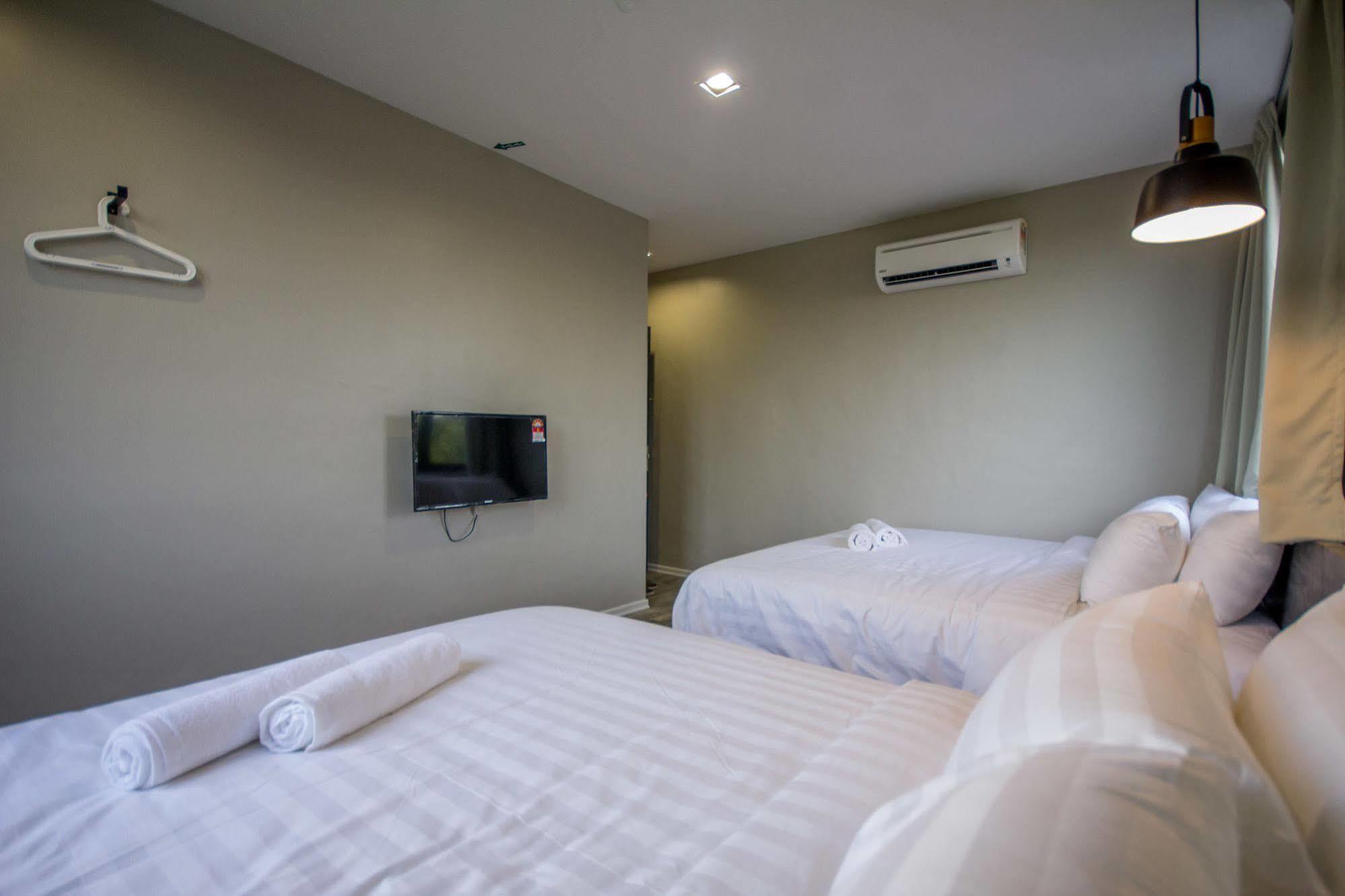 Chariton Hotel Alma Букит Мертаджам Екстериор снимка