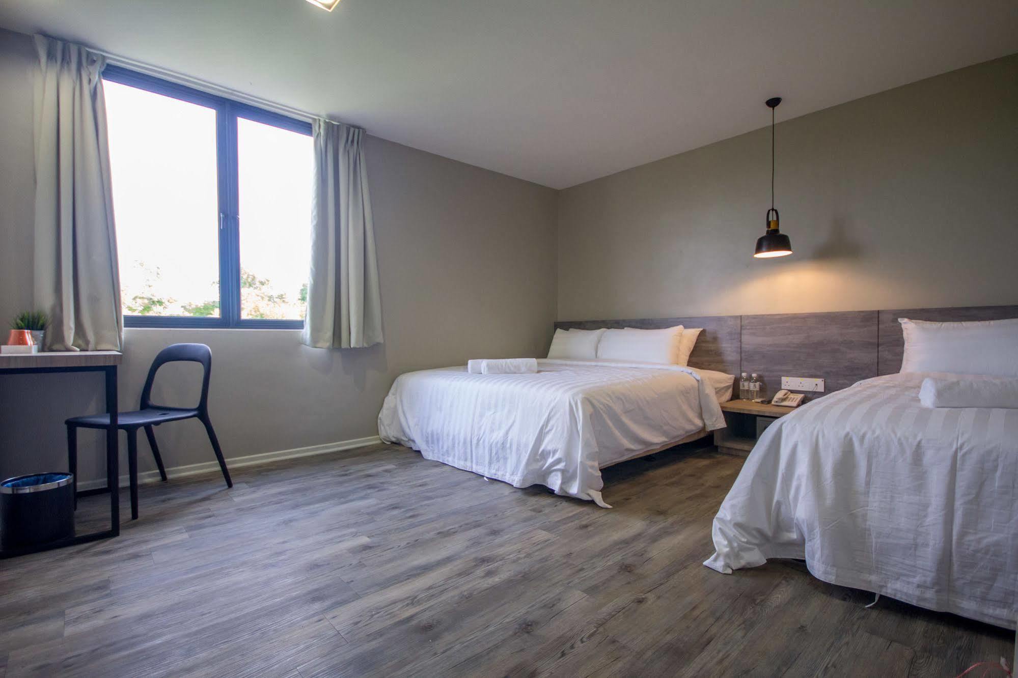 Chariton Hotel Alma Букит Мертаджам Екстериор снимка