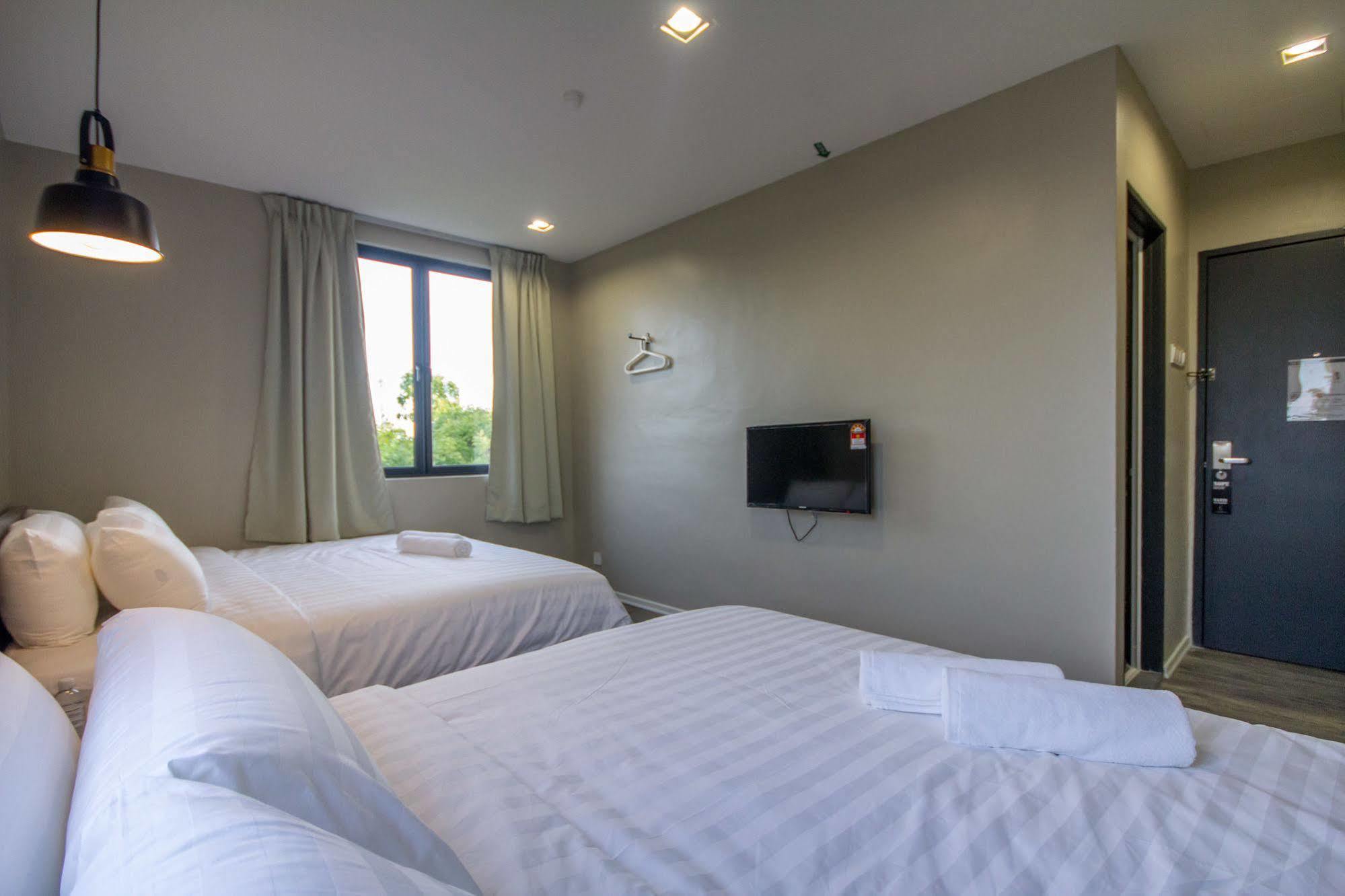 Chariton Hotel Alma Букит Мертаджам Екстериор снимка