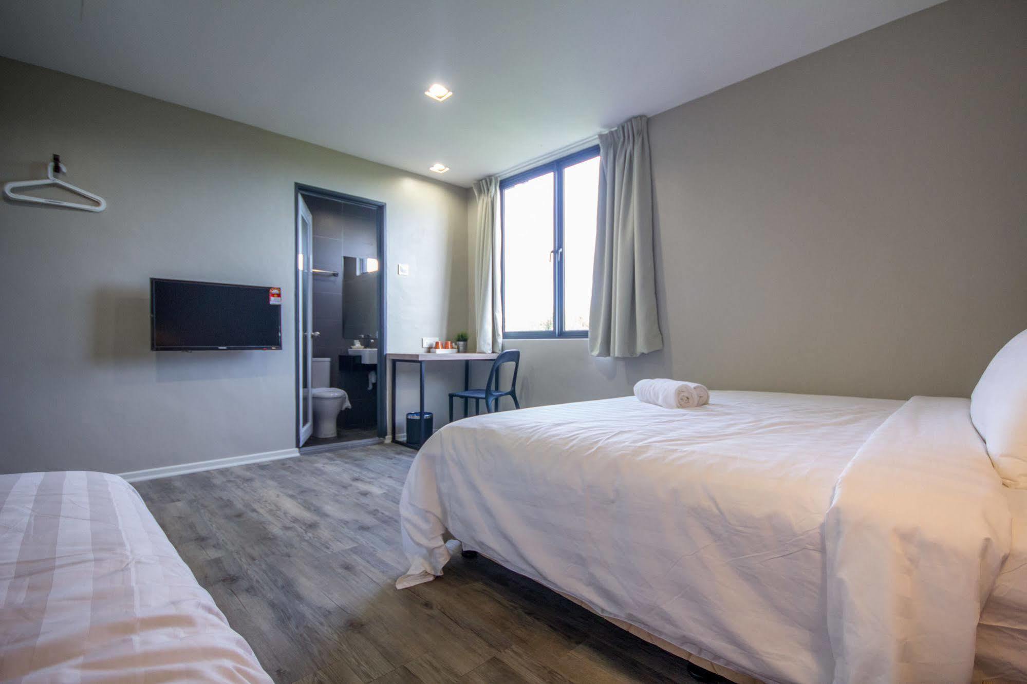Chariton Hotel Alma Букит Мертаджам Екстериор снимка