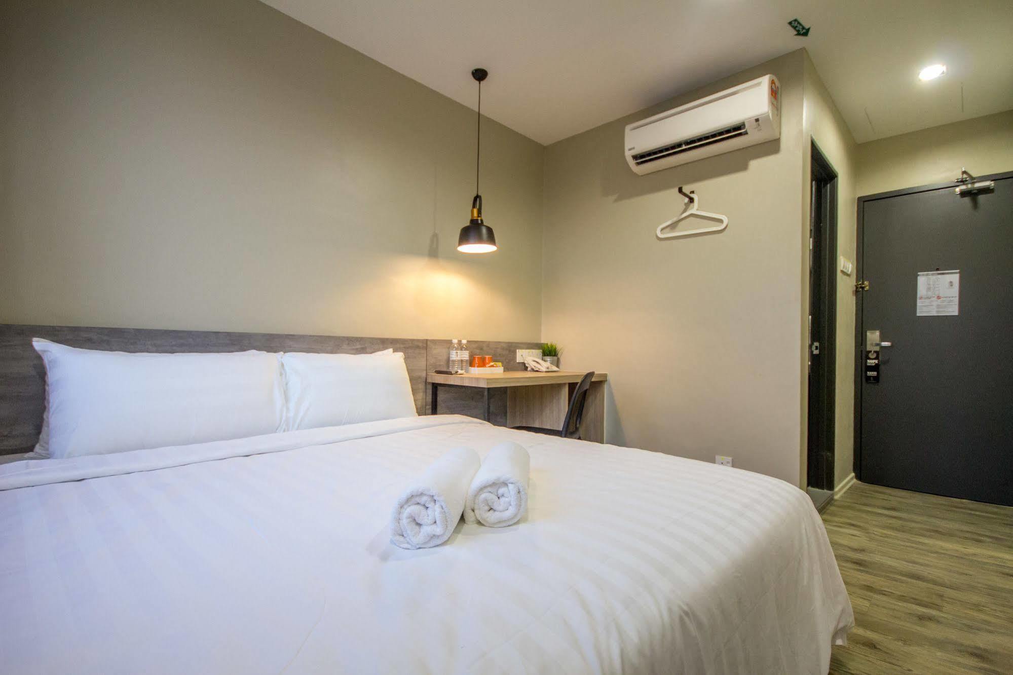 Chariton Hotel Alma Букит Мертаджам Екстериор снимка