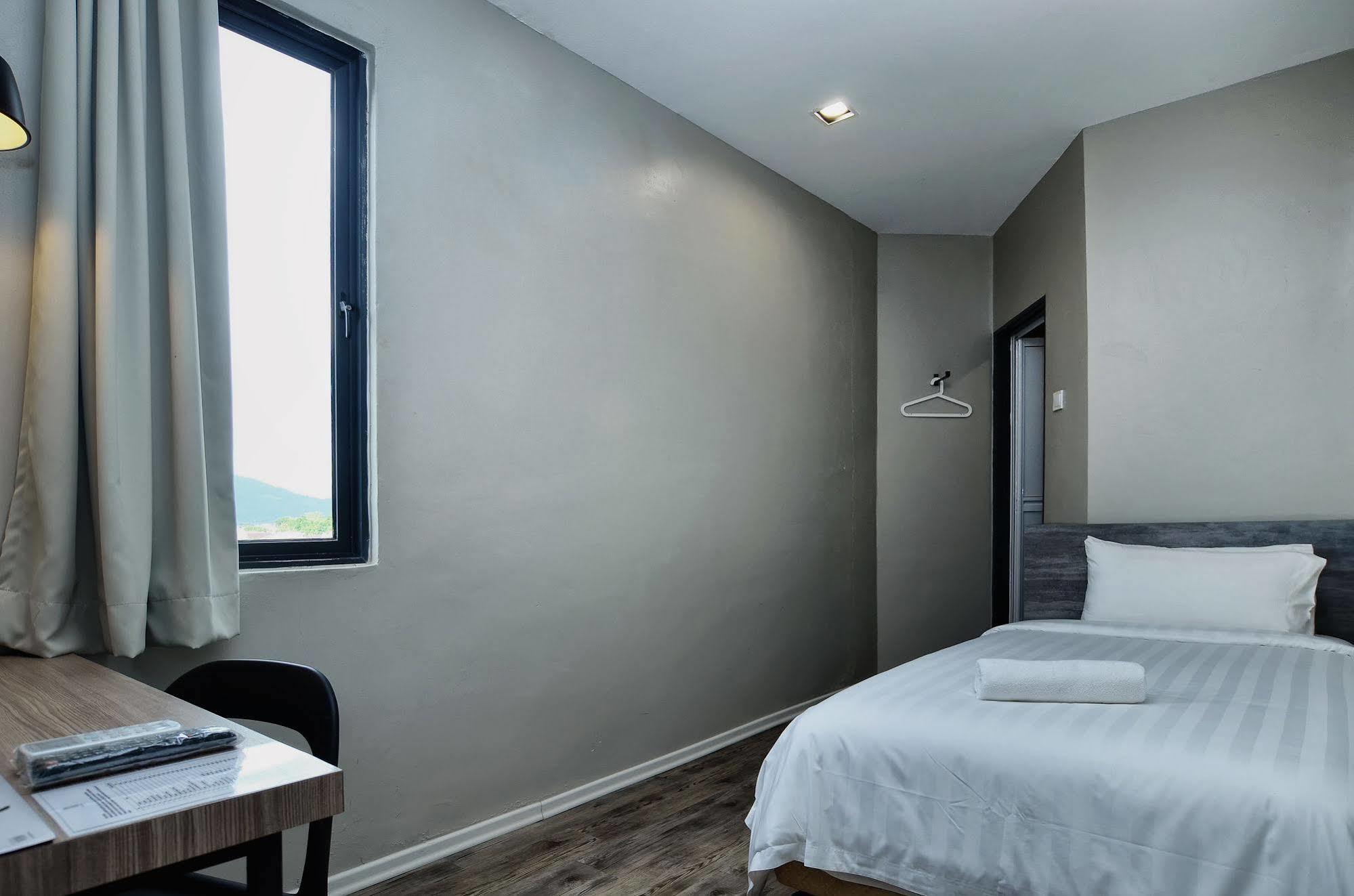 Chariton Hotel Alma Букит Мертаджам Екстериор снимка