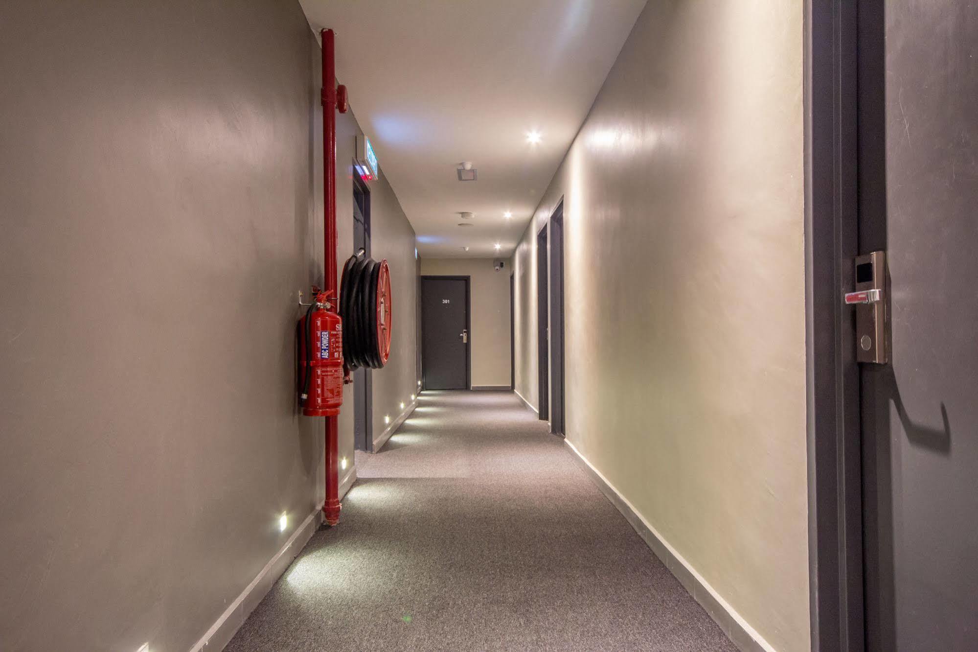 Chariton Hotel Alma Букит Мертаджам Екстериор снимка